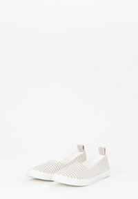 Scarpe slip-on a righe in beige chiaro e bianco, realizzate in materiale flessibile, con una suola testurizzata e un occhiello sul tallone per una vestibilità facile.