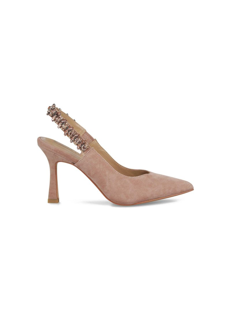 Zapato de tacón alto tipo slingback en ante rosa claro con puntera afilada, presenta una correa decorativa con acentos similares a gemas a lo largo del tacón.