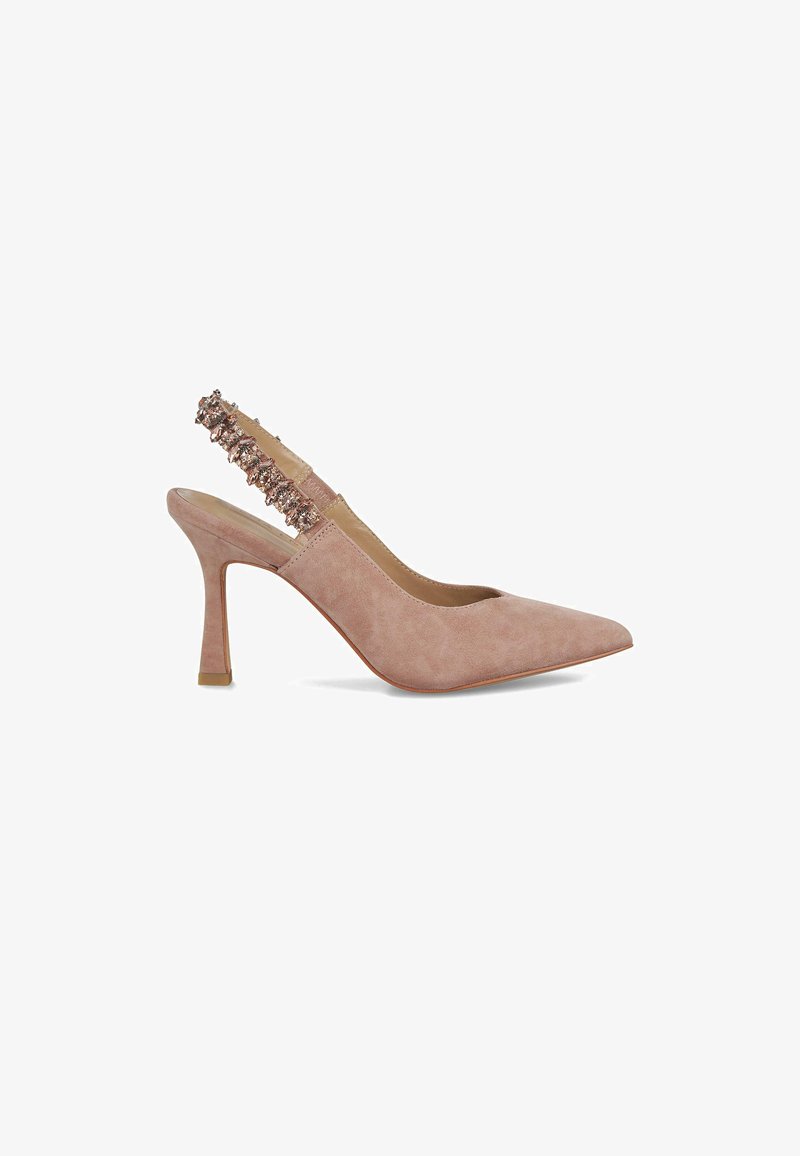 Zapato de tacón alto tipo slingback en ante rosa claro con puntera afilada, presenta una correa decorativa con acentos similares a gemas a lo largo del tacón.
