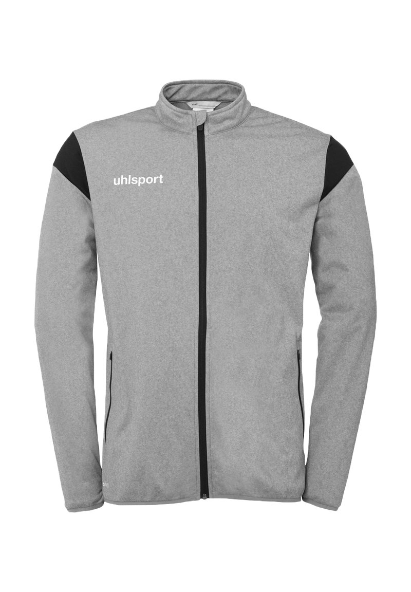 Grå fleecejakke med sorte detaljer, høj krave, fuld lynlås, logo på brystet og to sidelommer. Glat tekstur.