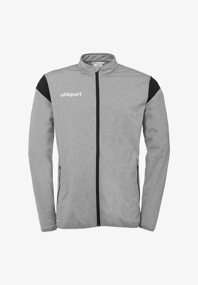 Grå fleecejakke med sorte detaljer, høj krave, fuld lynlås, logo på brystet og to sidelommer. Glat tekstur.