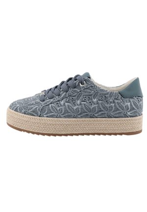 Casual blauwe sneaker met bloemenborduursel, dikke geweven beige plateauzool, gevoerde hielkraag en blauwe veters gezien vanaf de zijkant.
