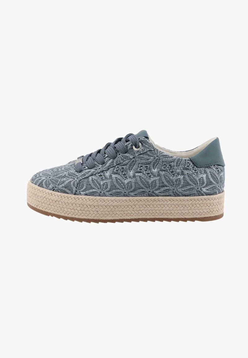 Basket bleue décontractée avec broderie florale, semelle plateforme beige épaisse tissée, col de talon rembourré et lacets bleus vue de côté.