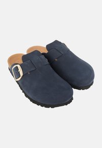 Zoccoli di suede blu navy con una larga fascia e un accento di fibbia dorata. Punta arrotondata e suola in gomma nera testurizzata per una buona aderenza e durata.