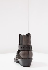 Czarne skórzane botki za kostkę z okrągłym noskiem, elastycznymi bokami, dekoracyjnym paskiem i umiarkowanym obcasem. Gładka tekstura z delikatnym połyskiem.