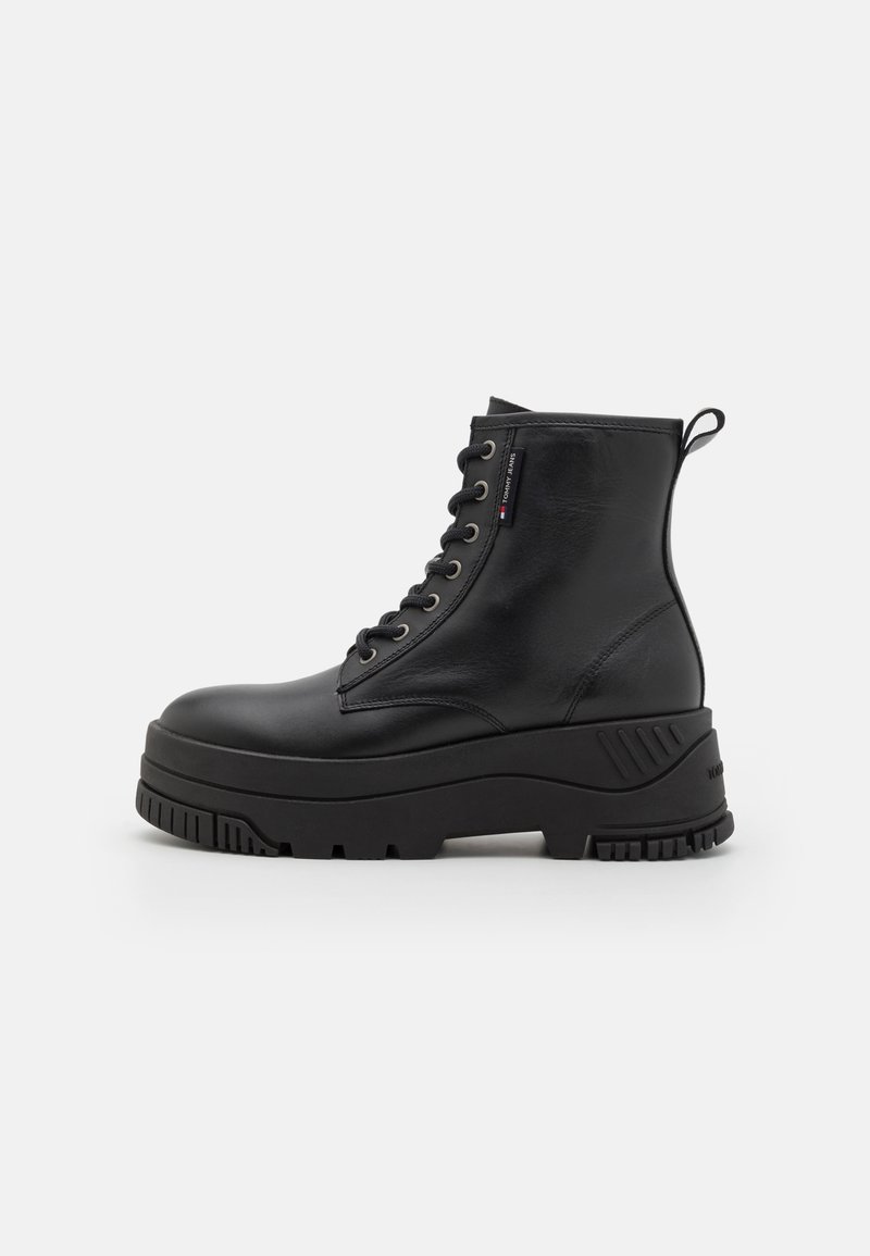 Tommy Jeans Kotníkové boty na platformě - black