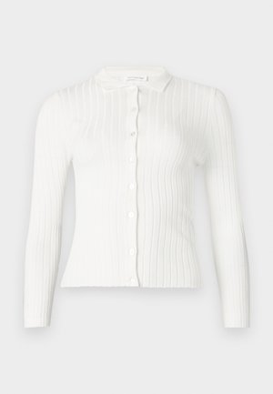 Cardigan blanc en maille côtelée avec manches longues, boutons à l'avant et petit col.