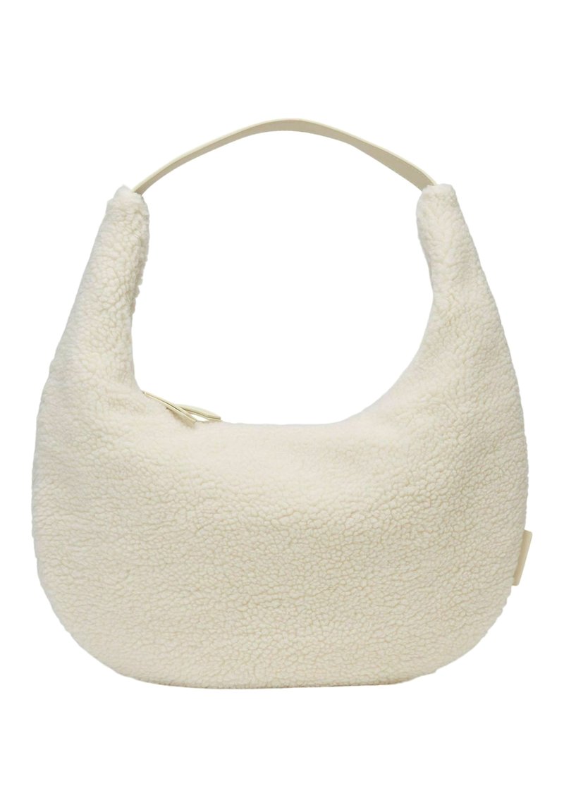 Sac à dos couleur crème en tissu texturé doux. Présente une forme incurvée et une bandoulière lisse et fine. Fermeture éclair sur le dessus.