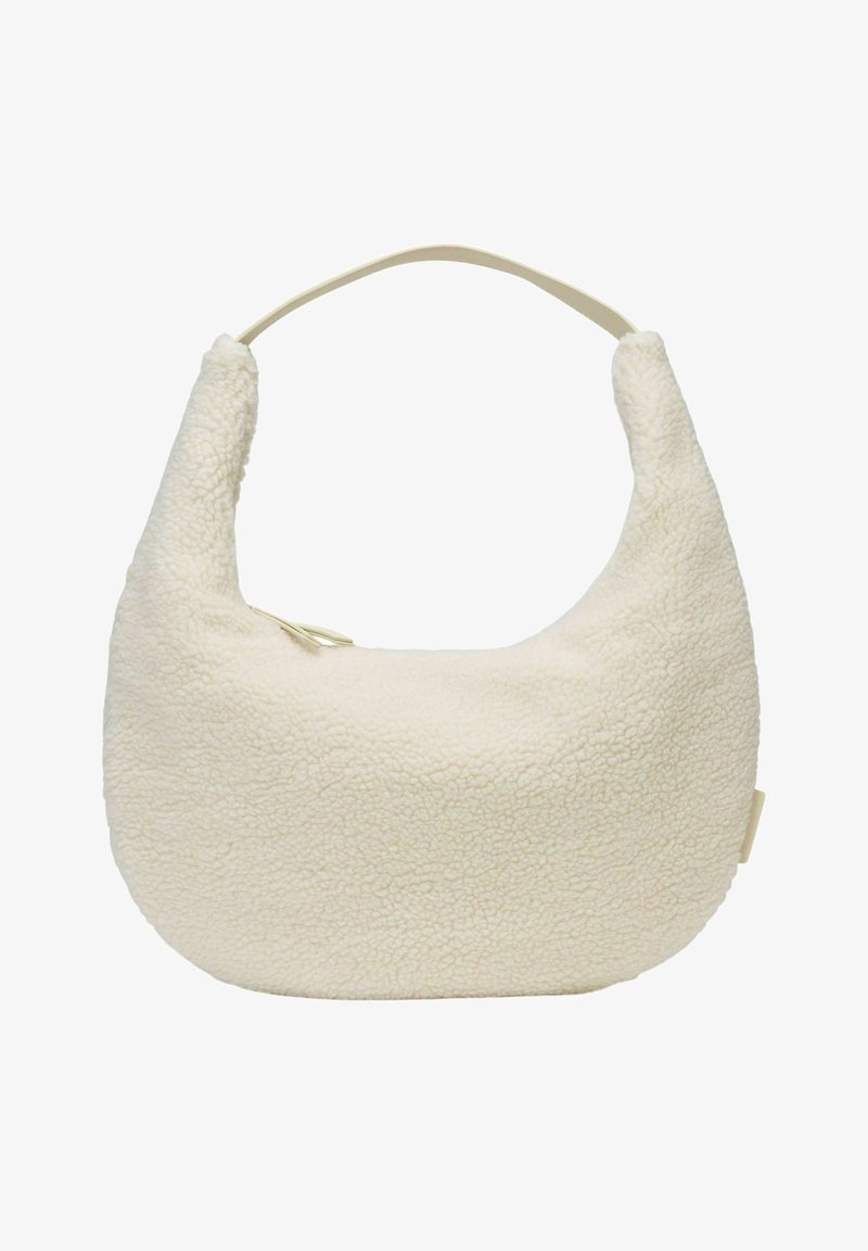 Sac à dos couleur crème en tissu texturé doux. Présente une forme incurvée et une bandoulière lisse et fine. Fermeture éclair sur le dessus.
