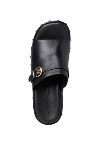 Svart läder slip-on sandal med en bred rem, guldspänne, rund tå, nitar längs kanterna och slät yta.