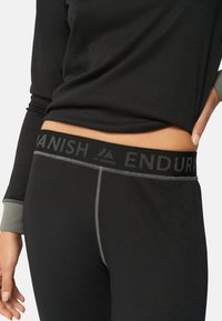 Černé termo legíny s širokým elastickým pasem, na kterém je vyražený text "DANISH" a "ENDURANCE". Šití je v kontrastní šedé barvě.