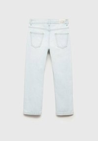 Svijetloplave traperice ravnog kroja, s dva stražnja džepa i ojačanim šavovima u kontrastnoj boji.