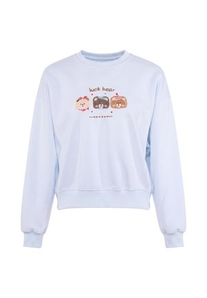 Lyseblå sweatshirt med tre tegneserie-bjørneansigter og teksten "luck bear" broderet på forsiden.