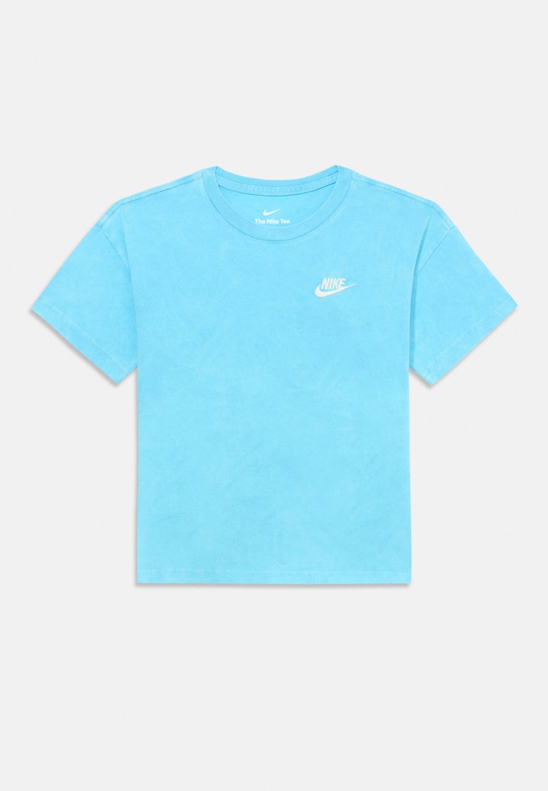 T-shirt de algodão azul claro com gola redonda, mangas curtas e um logotipo branco da Nike no lado esquerdo do peito. Textura suave, ajuste casual.