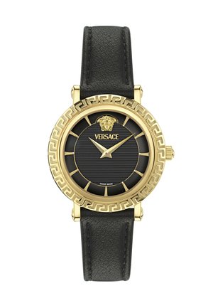 Ceas cu curea din piele neagră și carcasă aurie, cu bezel în model cheie grecească, marcaje orare aurii, logo Versace și emblema capului Medusei pe cadran întunecat.