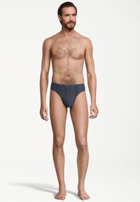 Heren gestreepte zwembroekjes in donkerblauw. Zachte stof, elastische tailleband en een aansluitend ontwerp. Verticale streepjes zorgen voor een gestructureerd uiterlijk.