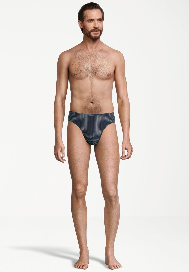 Heren gestreepte zwembroekjes in donkerblauw. Zachte stof, elastische tailleband en een aansluitend ontwerp. Verticale streepjes zorgen voor een gestructureerd uiterlijk.