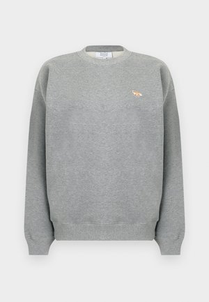 Szary sweter z mieszanki bawełny, z okrągłym dekoltem, ściągaczami przy rękawach i małym detalem logo w kolorze pomarańczowym i białym na klatce piersiowej.