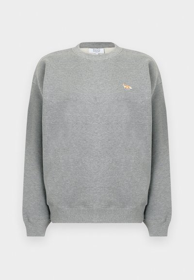 Sudadera gris hecha de una mezcla de algodón, con un cuello redondo, puños acanalados y un pequeño detalle de logotipo en naranja y blanco en el pecho.