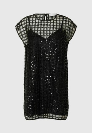 Sort kortærmet kjole med gennemsigtig gitteroverlay og sorte pailletter, der har et V-hals slip-lag under og en knaplukning bagpå.