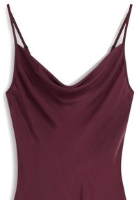 Burgundowa sukienka z dekoltem w kształcie czwórki na cienkich ramiączkach, o gładkiej teksturze i dopasowanej sylwetce, zaprojektowana z myślą o eleganckim wyglądzie.