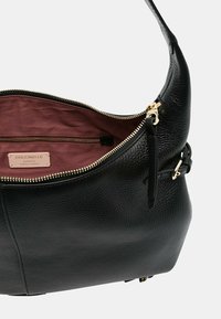 Borsa a mano nera in pelle con finitura texturizzata, hardware dorato e interno cremisi con tasca con zip e etichetta del marchio.