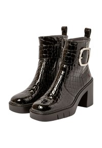 Bottines en cuir verni noir avec une texture crocodile, bout carré, talon épais et un accent de boucle en métal sur le côté.