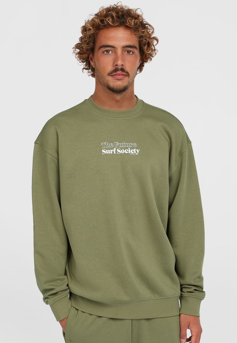 Oliven grøn sweatshirt lavet af en blanding af bomuldsstof. Har en afslappet pasform, ribbet rund hals og et grafisk motiv af "The Future Surf Society" i hvid.