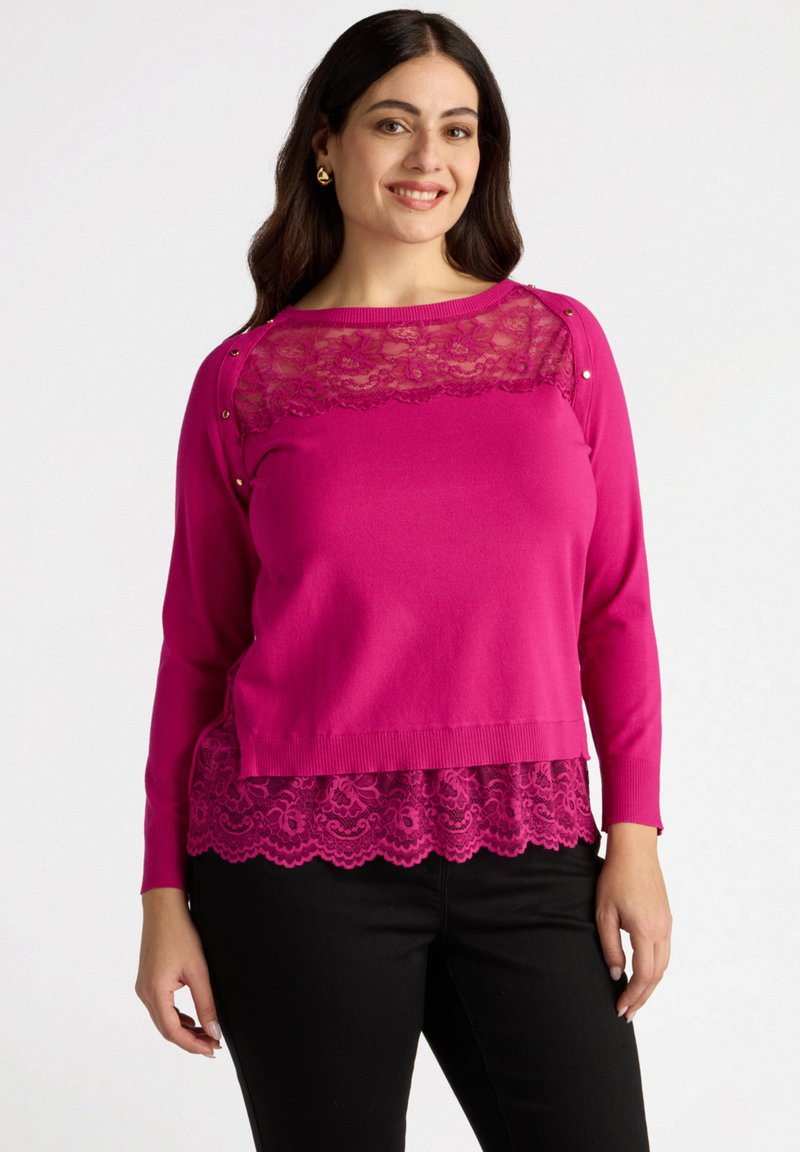 Maglione fucsia con sovrapposizione in pizzo al collo e all'orlo. Presenta maniche lunghe e dettagli con bottoni sulle spalle. Tessuto testurizzato.