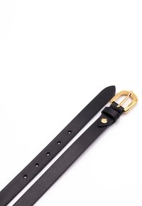 Cintura in pelle nera con una texture liscia, dotata di una fibbia in metallo dorato e cinque fori per la regolazione. La fibbia ha una finitura lucida.