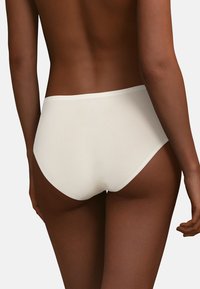 Witte hooggeplaatste boxershorts gemaakt van een gladde stof, met een naadloos ontwerp en een zachte tailleband voor comfort.