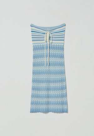 Gebreide mouwloze jurk met blauw-wit chevronpatroon, horizontale strepen bovenaan en een witte trekkoordsluiting bij de hals.