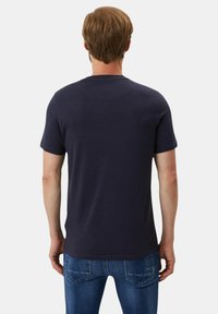 T-shirt blu navy a maniche corte in cotone, con scollo tondo e vestibilità rilassata, caratterizzato da una texture liscia e un design minimale.