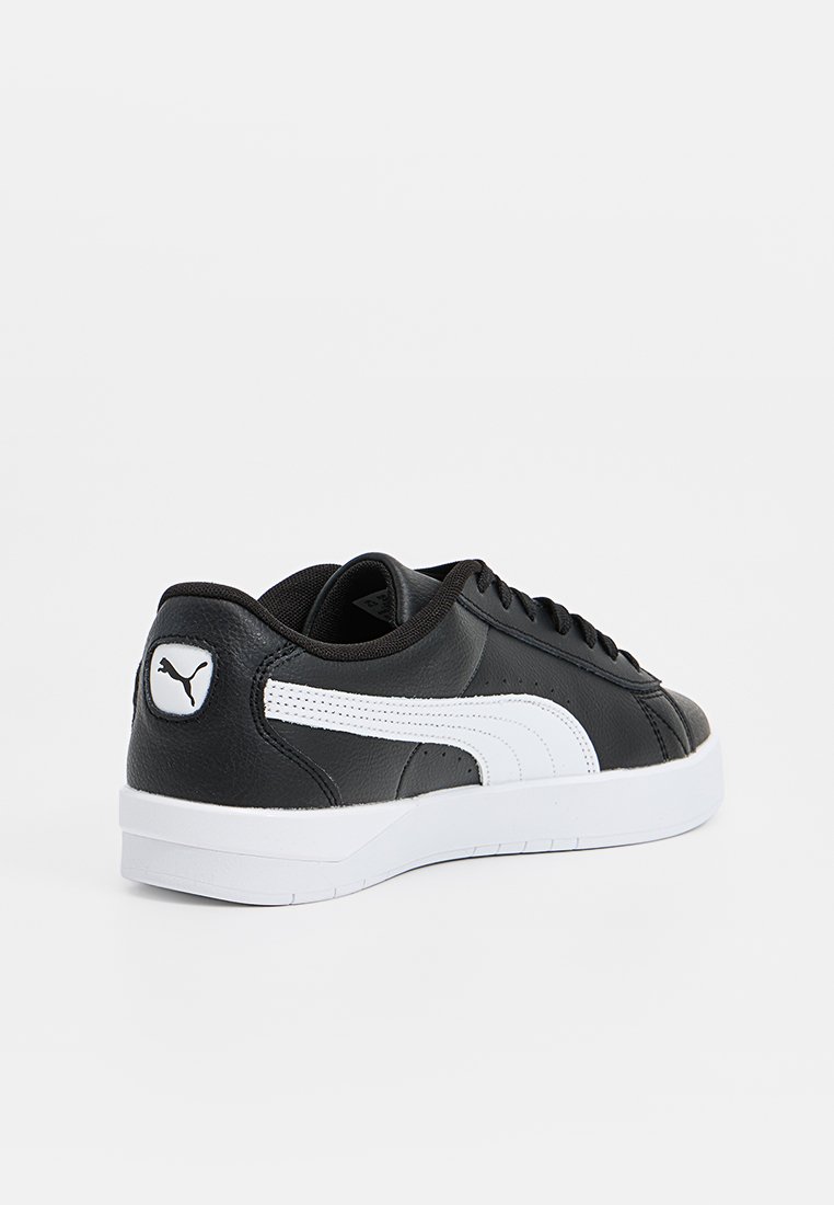 Basket en cuir synthétique noir avec des accents blancs, semelle en caoutchouc, bout rond et fermeture à lacets plate. Présente le logo Puma sur le talon.