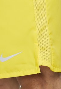 Nike Performance Urheilushortsit - yellow