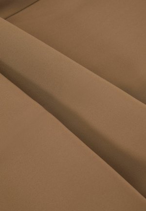 Bruine stof met een gladde textuur, met een subtiele glans en gevouwen lagen, die een naadloze en uniforme uitstraling tonen.