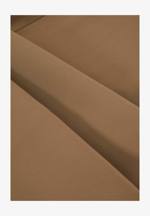 Bruine stof met een gladde textuur, met een subtiele glans en gevouwen lagen, die een naadloze en uniforme uitstraling tonen.