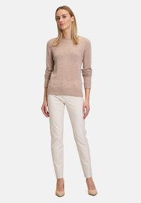 Betty Barclay MIT RUNDHALSAUSSCHNITT - Strickpullover - funghi melange