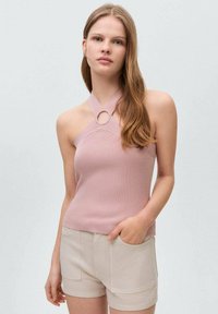 Svetlo roza rebrasta majica brez rokavov z halko in krožnim izrezom. V kombinaciji z bež kratkimi hlačami z sprednjimi žepi. Gladka tekstura.