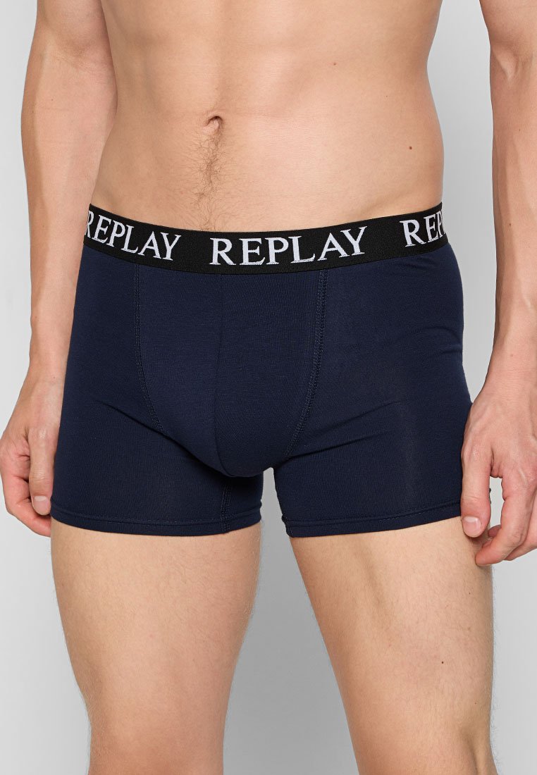 Boxers en coton bleu marine avec une coupe ajustée, dotés d'une ceinture noire avec "REPLAY" imprimé en blanc. Texture lisse, coutures minimales.