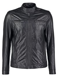 Pánská černá kožená bunda se stojatým límcem, která má zipové náprsní kapsy a hladkou, mírně pomačkanou texturu.