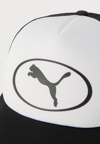 Μαύρο και άσπρο καπέλο μπέιζμπολ με οβάλ λογότυπο που απεικονίζει το σιλουέτα ενός πηδώντας πιμά στη μέση του μπροστινού μέρους.