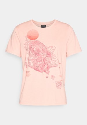 Roze katoenen t-shirt met een rood topografisch lijnpatroon en een ronde zonafbeelding op de voorkant, met tekstelementen in een moderne lettertype.