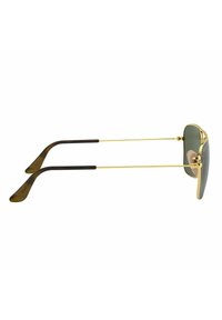 Occhiali da sole con montatura in metallo dorato e lenti verdi, dotati di punte delle asticelle in acetato marrone curvate e un design elegante e minimalista.