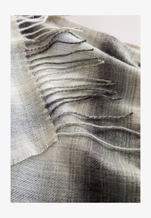 Wollkarierte Schal in gedämpften Grau- und Weißtönen, mit fransigen Kanten und weicher Textur, zeigt ein kariertes Muster mit unterschiedlichen Dichten.