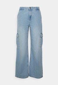 Pantalones cargo de mezclilla azul con un diseño de pierna ancha, dos bolsillos laterales y un cierre de botón clásico en la cintura.