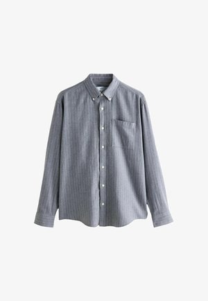 Harmaa nappikauluspaita, jossa on valkoisia pystysuoria raidoita, pitkät hihat, kaulus ja rintatasku. Valmistettu pehmeästä kankaasta.