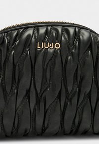 Pungă din piele neagră cu un design matlasat, având un logo "LIU•JO" aurit și o închidere cu fermoar neted. Suprafață texturată cu o strălucire subtilă.