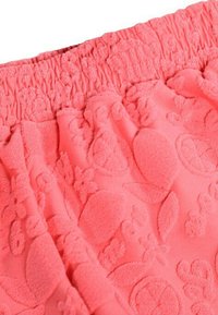 Korallrosa tygshorts med elastisk midja, prydda med ett präglat blommönster och frukter över hela materialet.