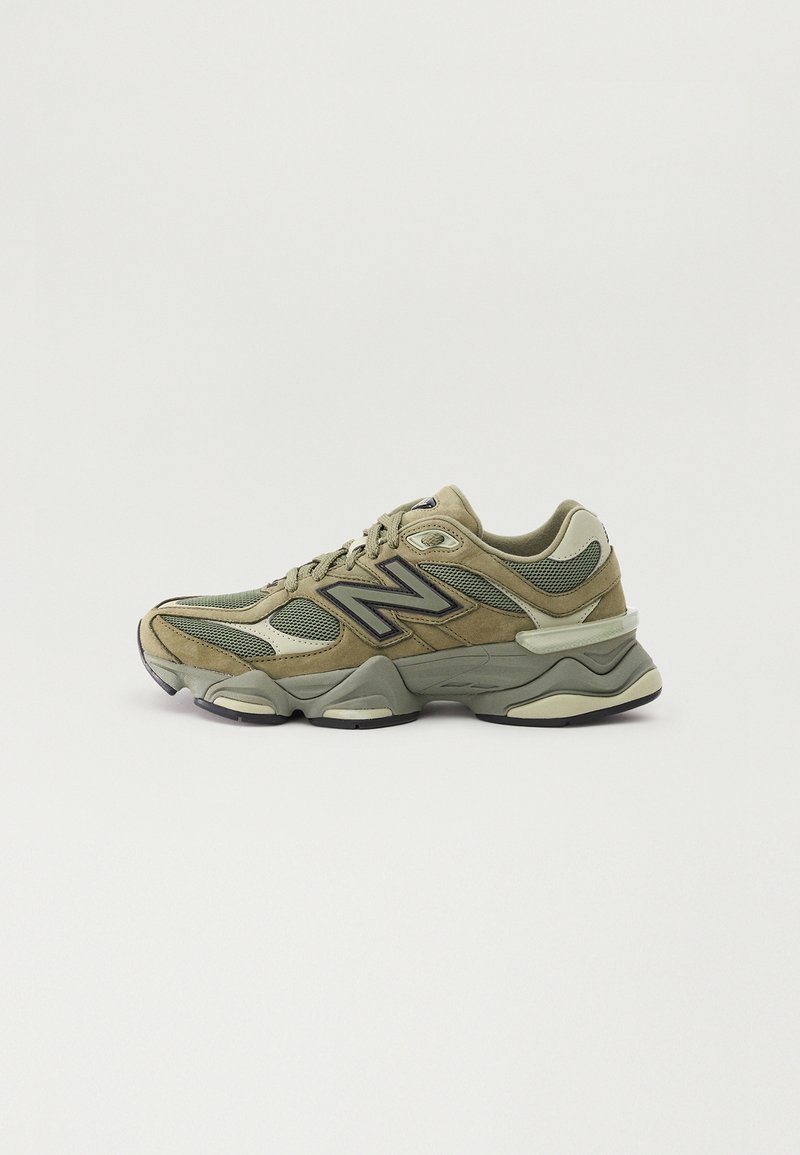 Baskets beige et vert olive avec des panneaux en mesh et en daim, semelle épaisse et grand logo "N" sur le côté, vues de profil.